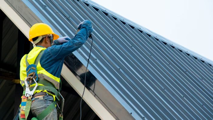 Standing Seam vs Corrugated: Which Suits the Valley? — Materials Compared